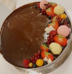 Sjokoladekake pyntet med bær og makroner